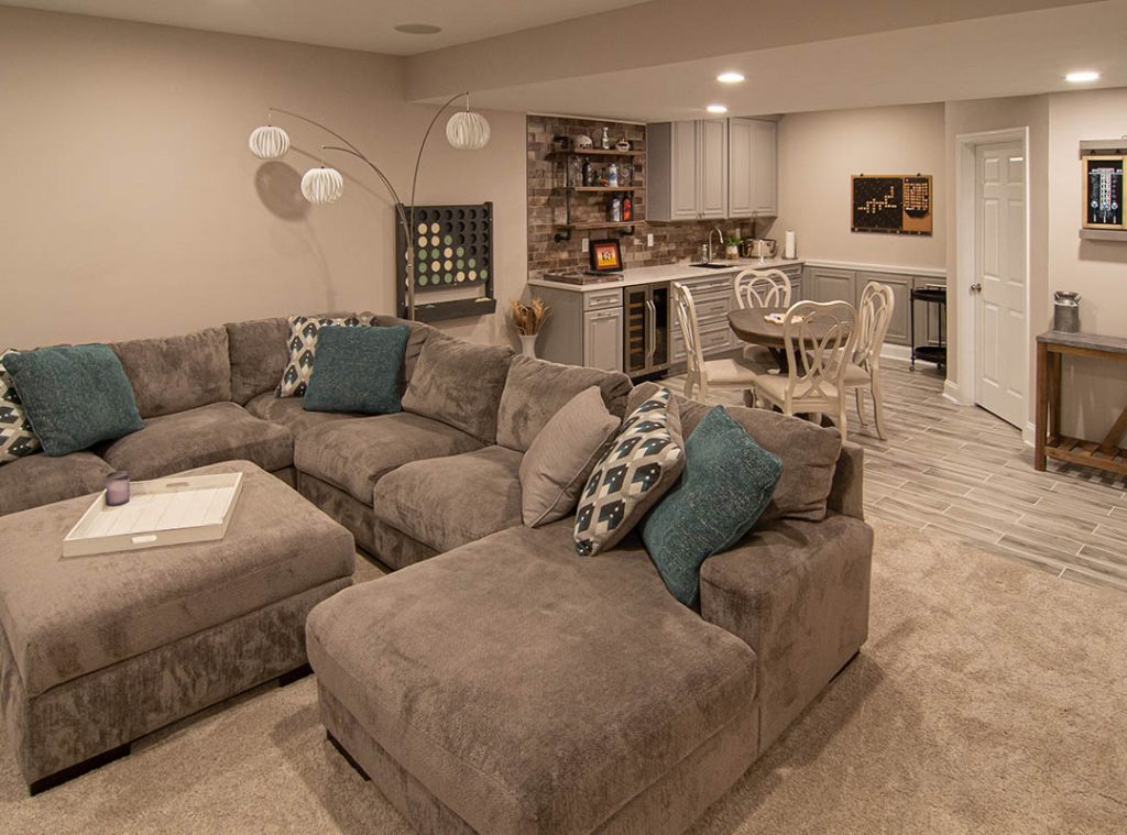 Coraopolis entertainment area for family featuring traditional style kitchenette.