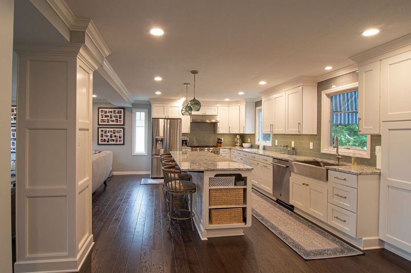 Modern Gibsonia Kitchen with Shaker Cabinets and Glass Backsplash