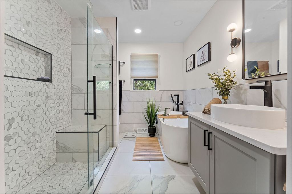 Modern Neutral Robinson Bathroom with Luxurious Fixtures Creating a Serene Ambiance, Perfect for Relaxation.