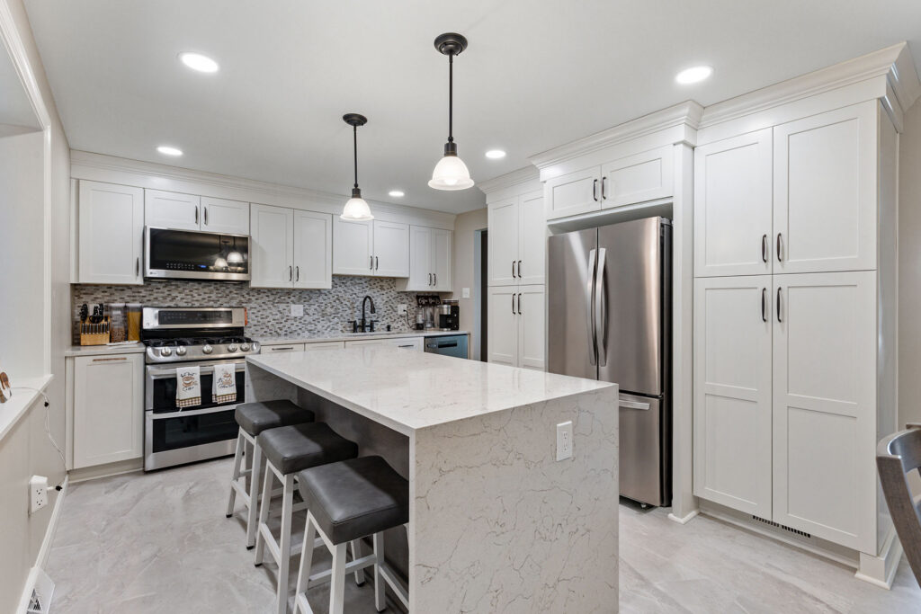 Contemporary North Huntingdon Kitchen with White Shaker-Style Cabinets, White Quartz Countertops with Grey Veining, Mosaic Backsplash and Grey and White Ceramic Tile Floor