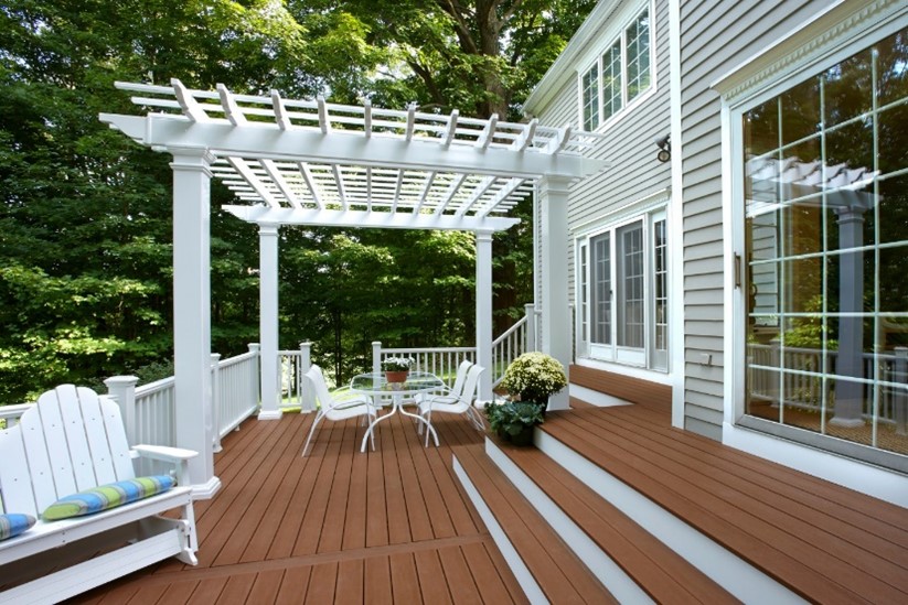 Custom outdoor deck in Sewickley, PA