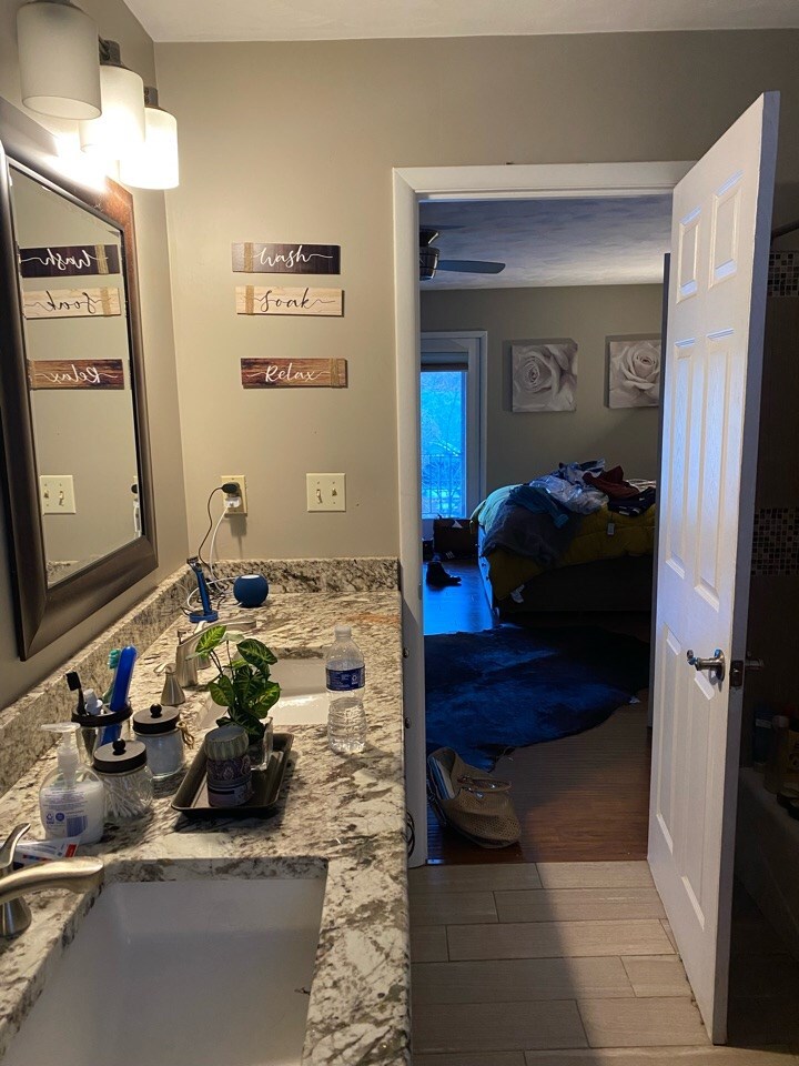 Before photo of the original Murrysville primary bathroom before Pittsburgh's Best Remodeling.