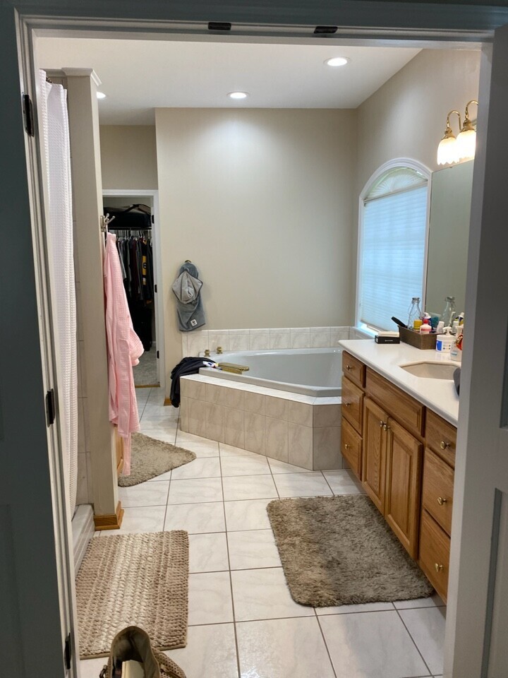 Before photo of the original Beaver Falls master bathroom before Pittsburgh's Best Remodeling.