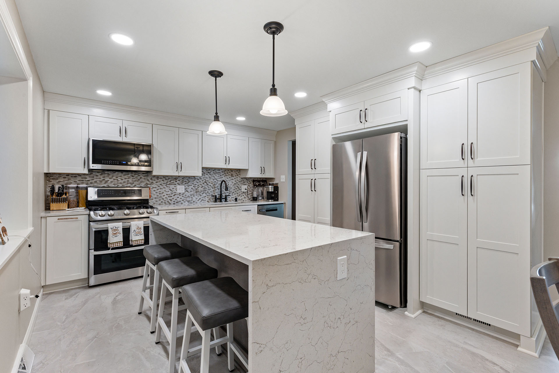 Classic Greentree Modern Kitchen with Dark Wood Cabinets and Rich Espresso Finishes